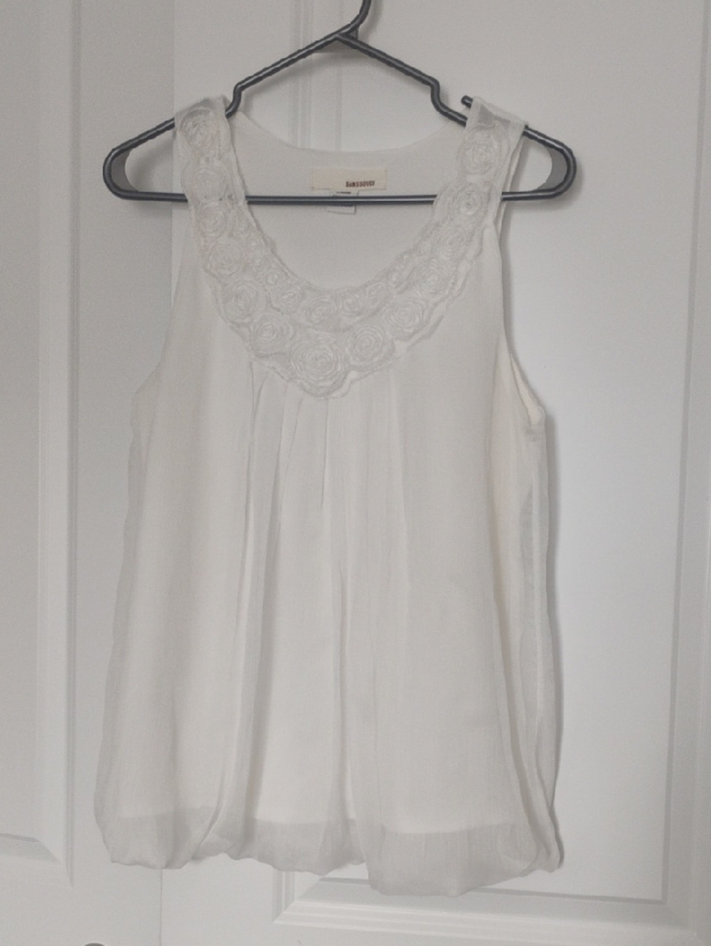 White Sleeveless Floral Appliqué Tank Top